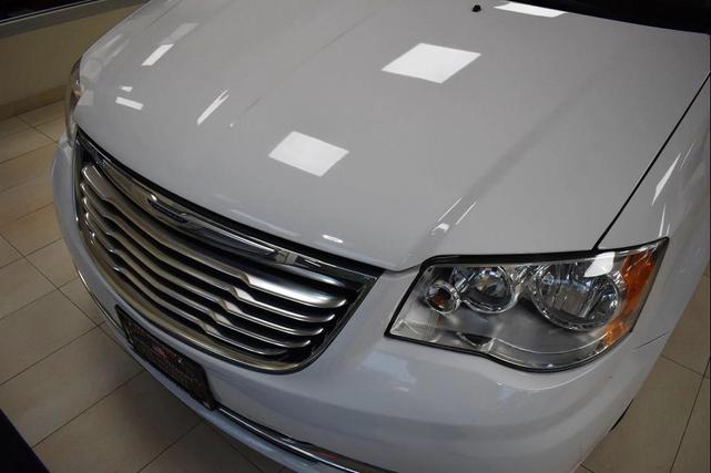 Photo of 2016 Bright White Clearcoat Chrysler Town & Country