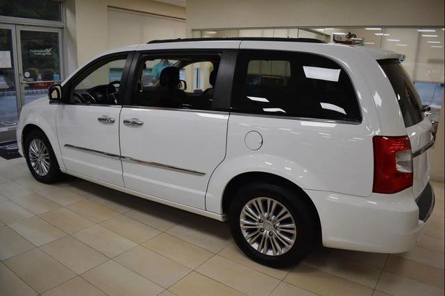 Photo of 2016 Bright White Clearcoat Chrysler Town & Country