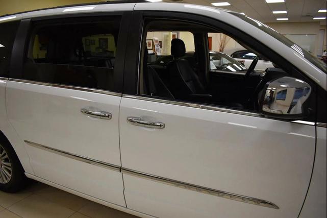 Photo of 2016 Bright White Clearcoat Chrysler Town & Country