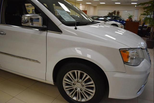 Photo of 2016 Bright White Clearcoat Chrysler Town & Country
