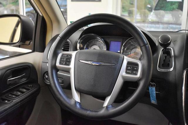 Photo of 2016 Bright White Clearcoat Chrysler Town & Country