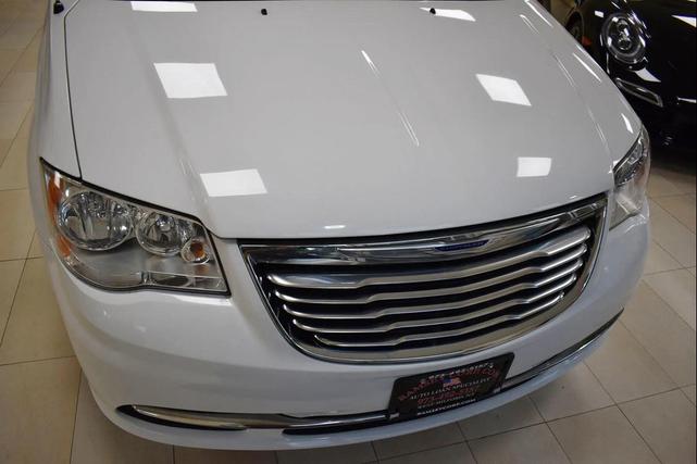 Photo of 2016 Bright White Clearcoat Chrysler Town & Country