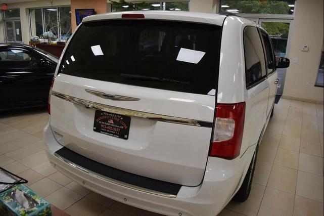 Photo of 2016 Bright White Clearcoat Chrysler Town & Country