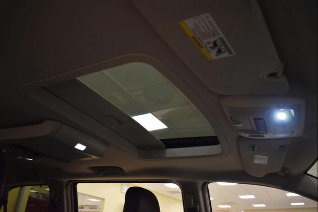 Photo of 2016 Bright White Clearcoat Chrysler Town & Country