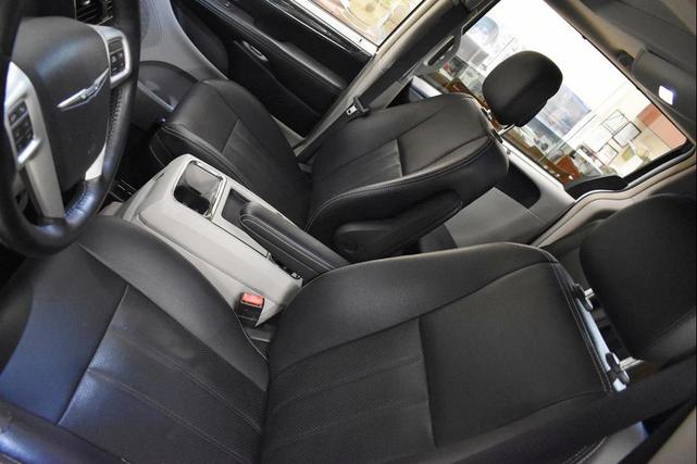 Photo of 2016 Bright White Clearcoat Chrysler Town & Country