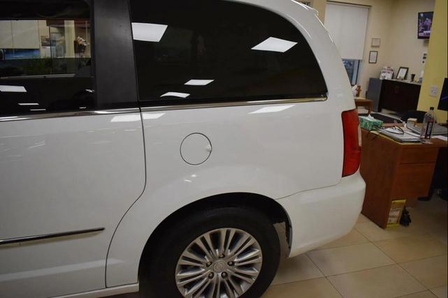 Photo of 2016 Bright White Clearcoat Chrysler Town & Country