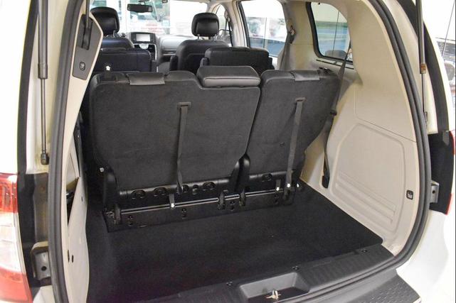 Photo of 2016 Bright White Clearcoat Chrysler Town & Country