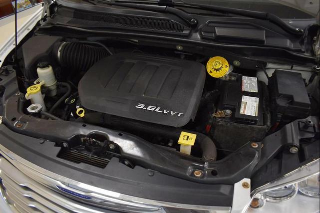 Photo of 2016 Bright White Clearcoat Chrysler Town & Country