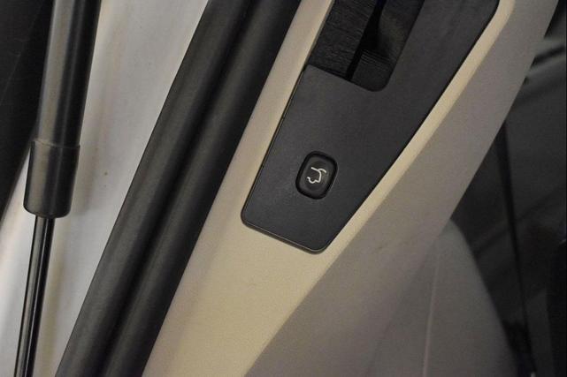 Photo of 2016 Bright White Clearcoat Chrysler Town & Country