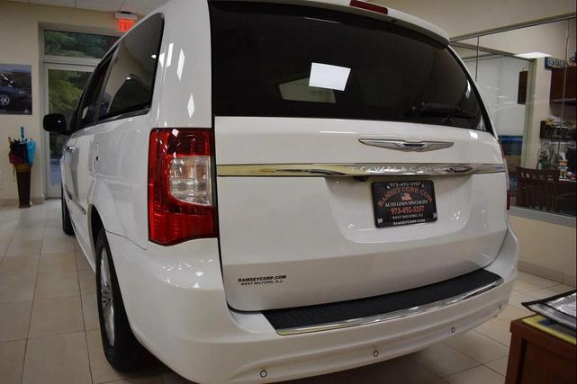 Photo of 2016 Bright White Clearcoat Chrysler Town & Country