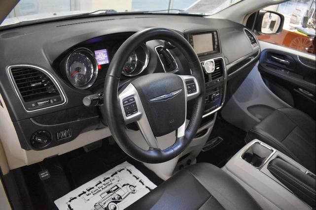 Photo of 2016 Bright White Clearcoat Chrysler Town & Country