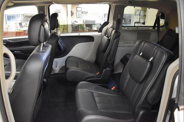 Photo of 2016 Bright White Clearcoat Chrysler Town & Country
