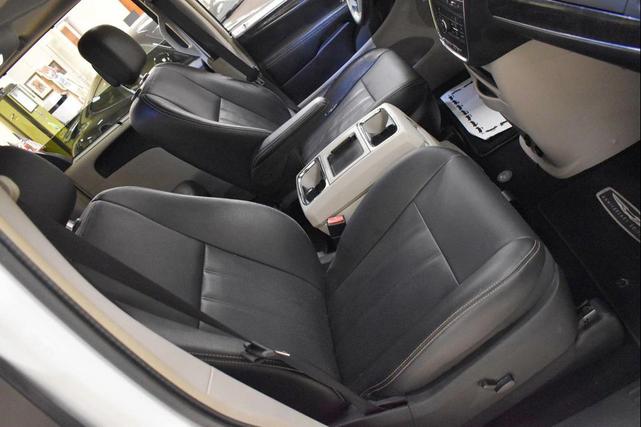 Photo of 2016 Bright White Clearcoat Chrysler Town & Country