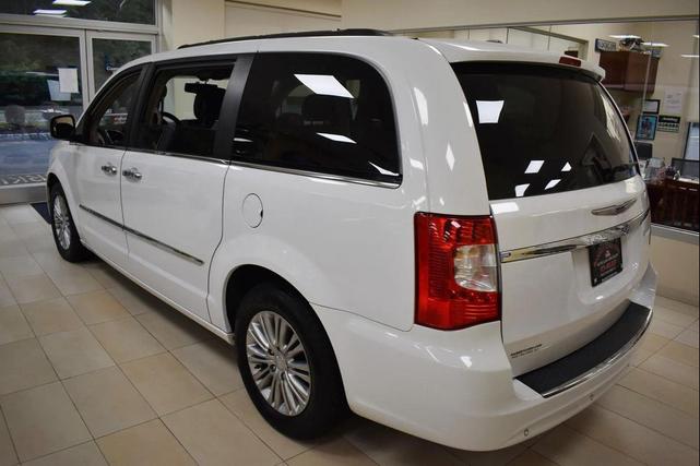 Photo of 2016 Bright White Clearcoat Chrysler Town & Country