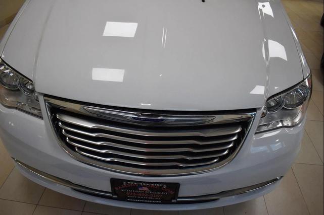 Photo of 2016 Bright White Clearcoat Chrysler Town & Country