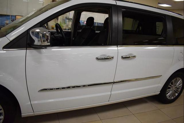 Photo of 2016 Bright White Clearcoat Chrysler Town & Country
