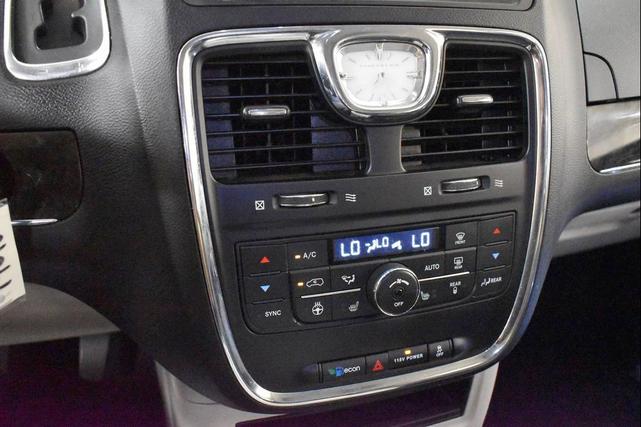 Photo of 2016 Bright White Clearcoat Chrysler Town & Country