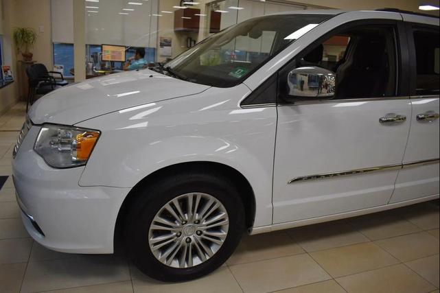 Photo of 2016 Bright White Clearcoat Chrysler Town & Country