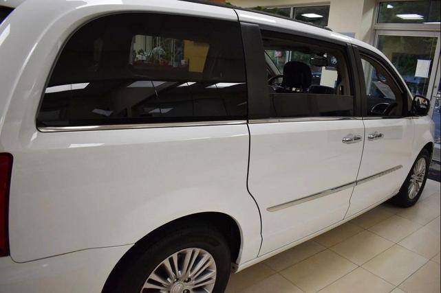 Photo of 2016 Bright White Clearcoat Chrysler Town & Country