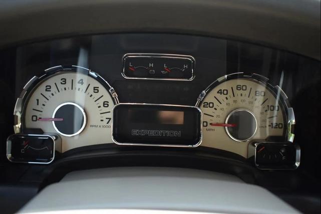 Photo of 2013 White Platinum Metallic Tri-Coat Ford Expedition