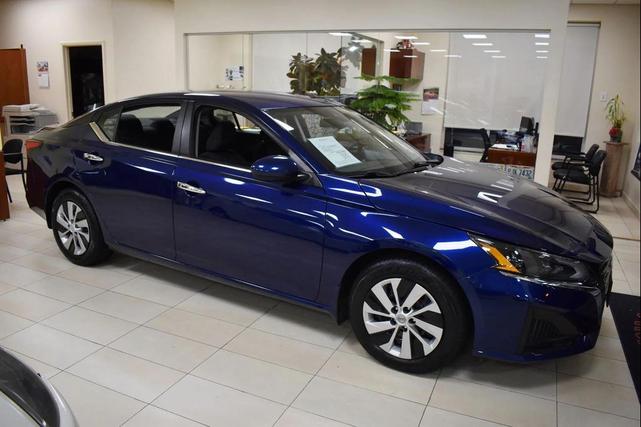 Photo of 2023 Deep Blue Pearl Nissan Altima
