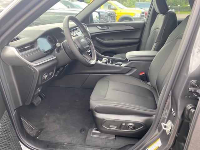 Photo of 2025 Metallic Jeep Grand Cherokee