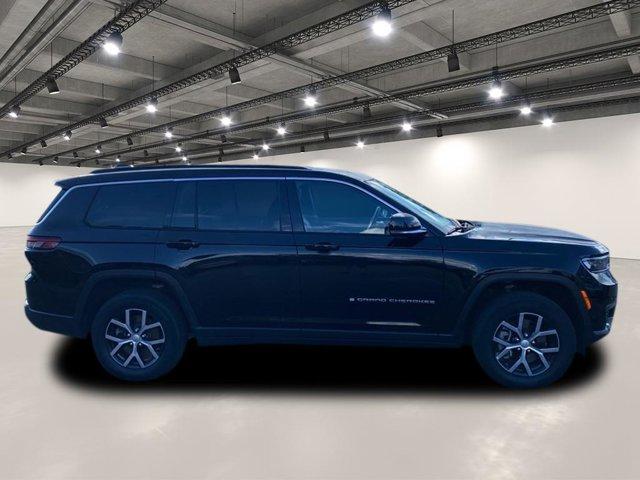 Photo of 2024 Diamond Black Jeep Grand Cherokee L