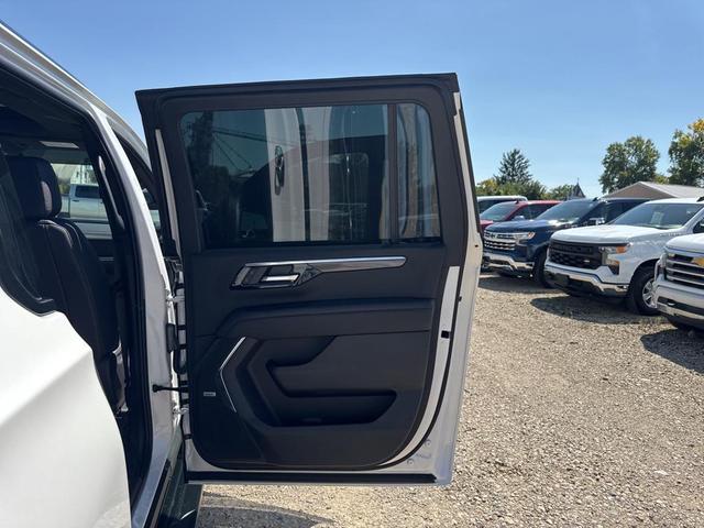 Photo of 2025 Iridescent Pearl Tricoat Chevrolet Suburban