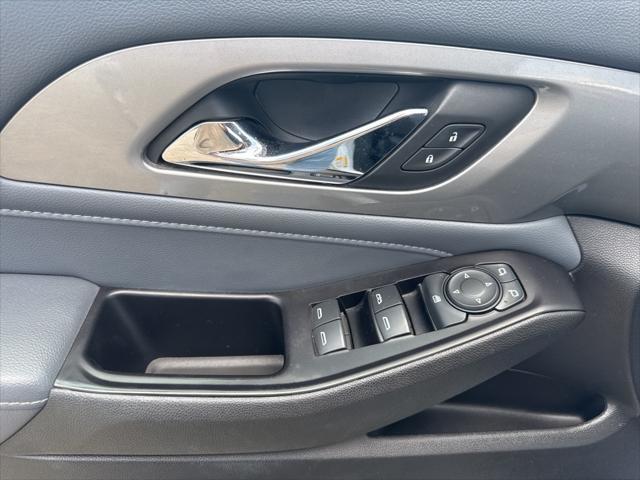 Photo of 2018 Summit White Chevrolet Traverse
