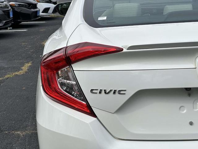 Photo of 2016 White Orchid Pearl Honda Civic