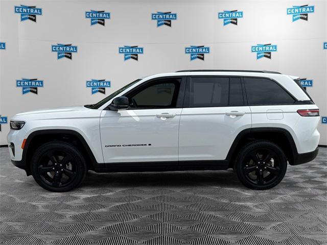 Photo of 2023 Bright White Clearcoat Jeep Grand Cherokee