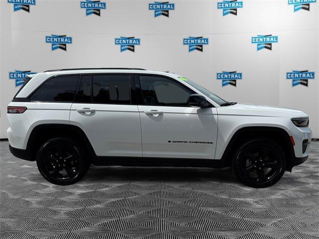Photo of 2023 Bright White Clearcoat Jeep Grand Cherokee