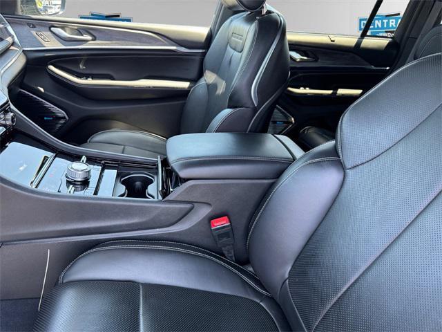 Photo of 2023 Diamond Black Crystal Pearlcoat Jeep Grand Cherokee 4xe