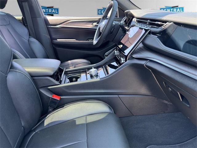 Photo of 2023 Diamond Black Crystal Pearlcoat Jeep Grand Cherokee 4xe