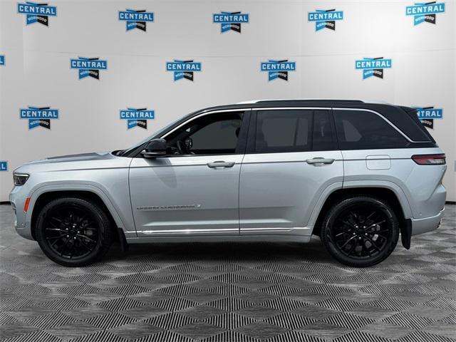 Photo of 2022 Silver Zynith Jeep Grand Cherokee