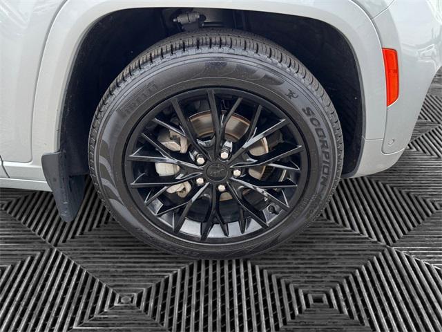 Photo of 2022 Silver Zynith Jeep Grand Cherokee