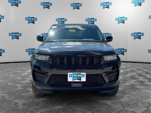 Photo of 2025 Diamond Black Crystal Pearlcoat Jeep Grand Cherokee