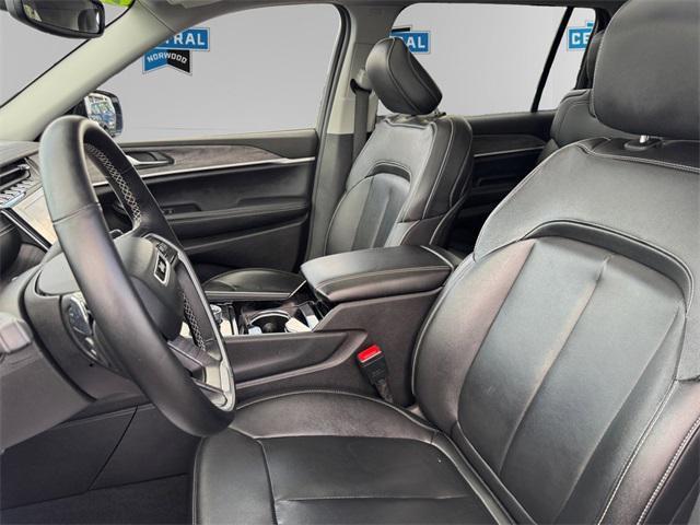 Photo of 2022 Bright White Clearcoat Jeep Grand Cherokee L
