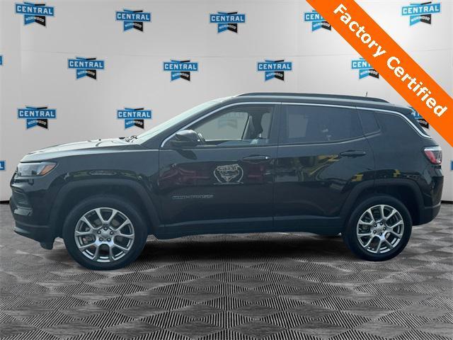 Photo of 2022 Diamond Black Crystal Pearlcoat Jeep Compass