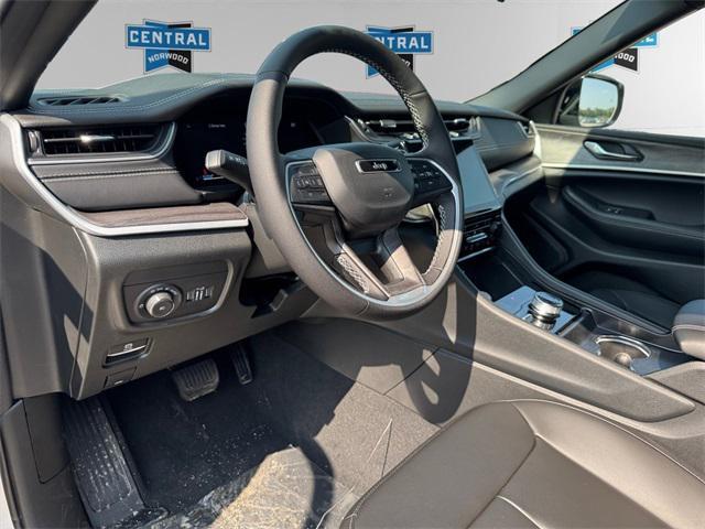 Photo of 2025 Silver Zynith Jeep Grand Cherokee