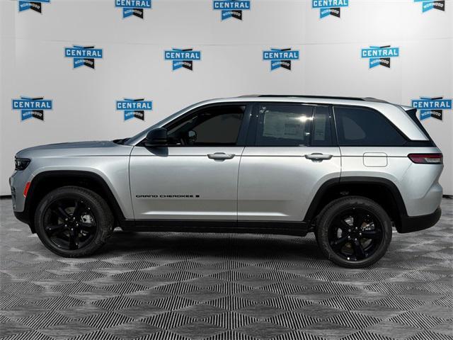 Photo of 2025 Silver Zynith Jeep Grand Cherokee