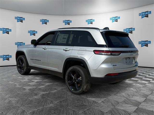 Photo of 2025 Silver Zynith Jeep Grand Cherokee