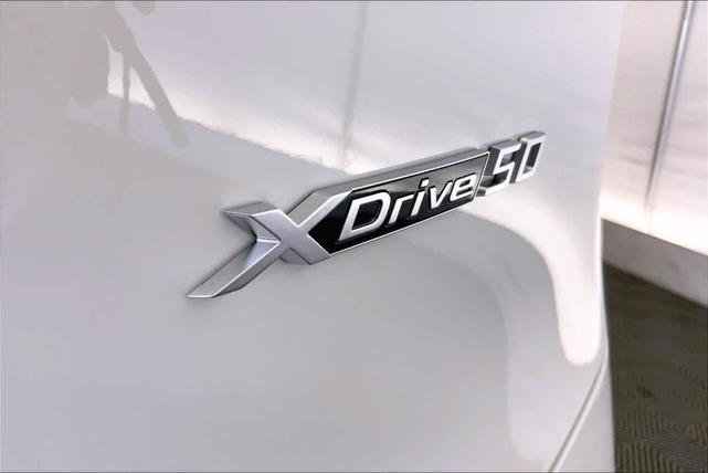 Photo of 2025 Alpine White BMW iX
