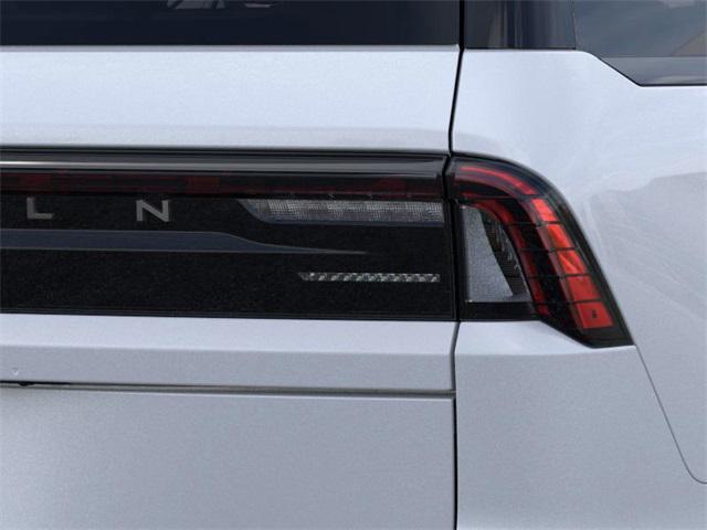 Photo of 2025 Crystal White Metallic Clearcoat Lincoln Navigator