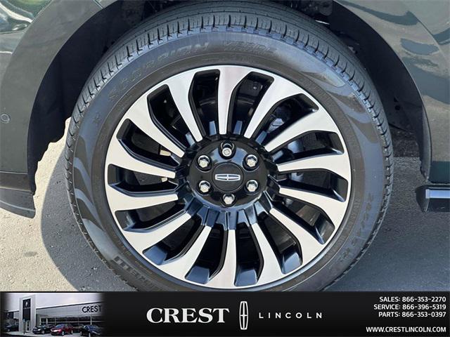 Photo of 2023 Manhattan Green Metallic Premium Colorant Lincoln Navigator