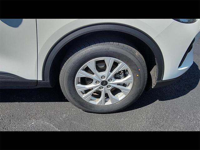 Photo of 2023 Star White Ford Escape
