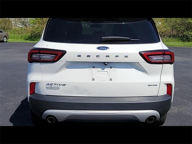 Photo of 2023 Star White Ford Escape