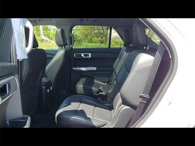 Photo of 2022 Star White Ford Explorer
