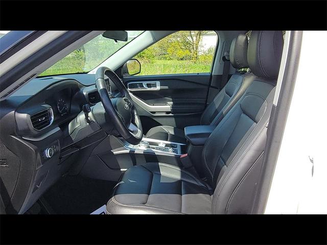 Photo of 2022 Star White Ford Explorer