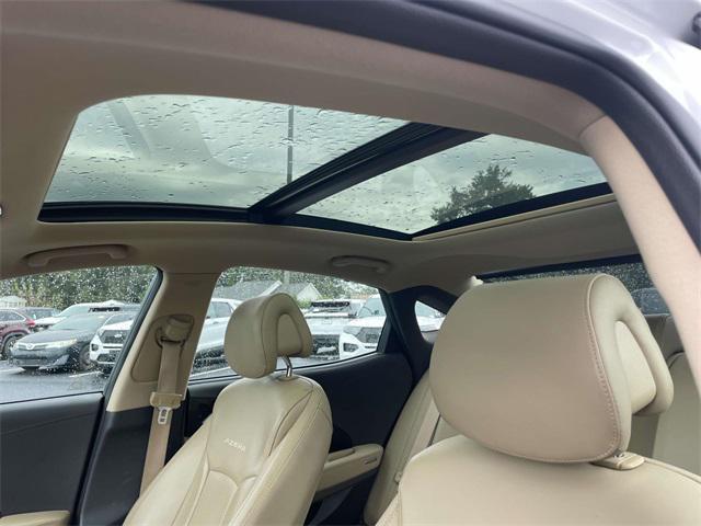 Photo of 2017 Hyper White Hyundai Azera